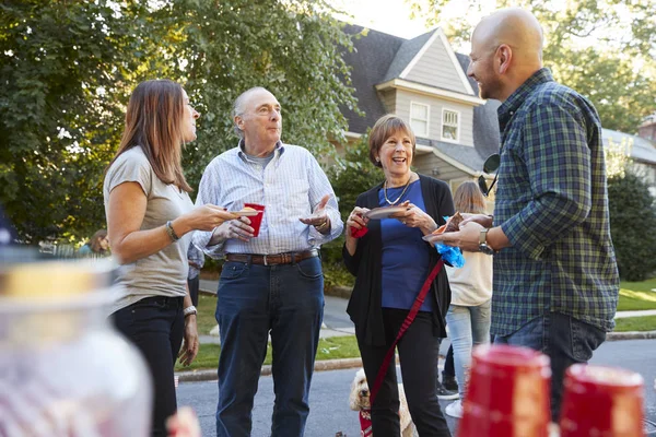 Μέσης Ηλικίας Και Ανώτερος Γείτονες Μιλώντας Ένα Κόμμα Μπλοκ — Φωτογραφία Αρχείου