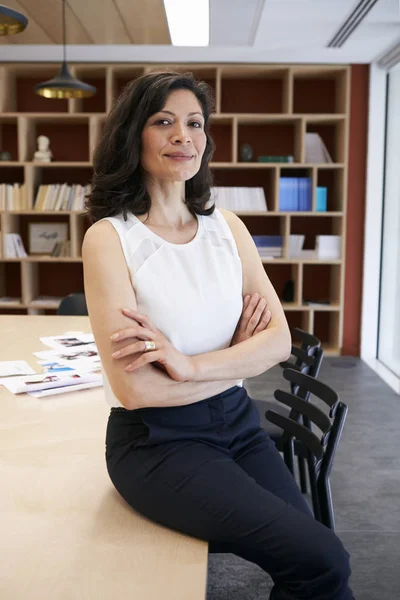 Kreative Frauen Mittleren Alters Sitzen Auf Dem Schreibtisch Einem Büro — Stockfoto