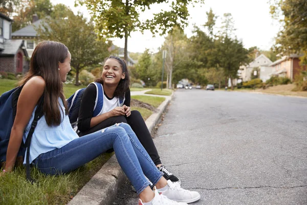 Zwei Teenie Freundinnen Sitzen Straßenrand Und Unterhalten Sich — Stockfoto