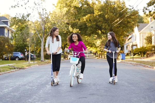 Tres Niñas Pre Adolescentes Cabalgando Calle Scooters Una Bicicleta — Foto de Stock