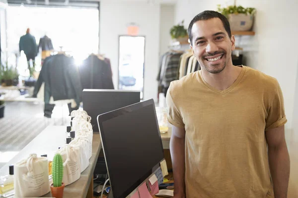 Asistente Masculino Sonriendo Detrás Del Mostrador Una Tienda Ropa — Foto de Stock