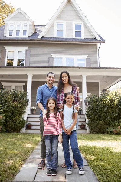 Retrato Familia Sonriente Pie Frente Casa —  Fotos de Stock