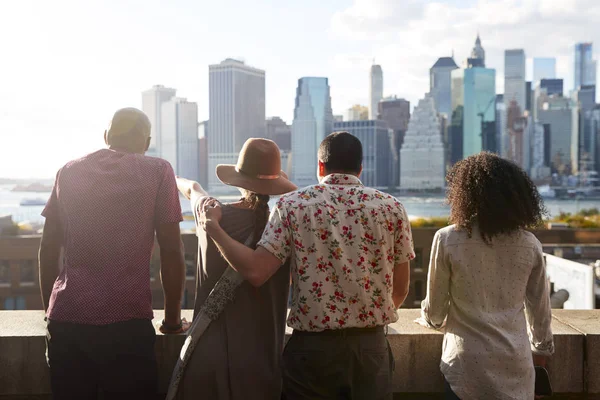 Arkadan Görünüş Manhattan Siluetinin Arayan Turist — Stok fotoğraf