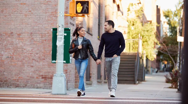 Young Hispanic Paar Lopen Hand Hand Brooklyn — Stockfoto