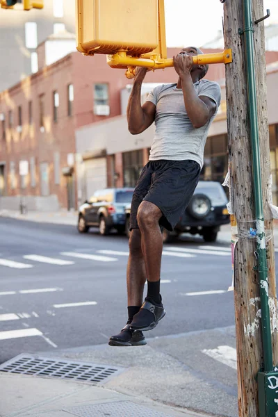 Młody Czarny Człowiek Robi Podbródek Ups Brooklyn Street Pionowe — Zdjęcie stockowe