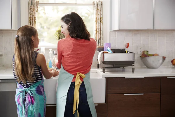 Mamá Hija Lavándose Las Manos Fregadero Cocina Vista Trasera —  Fotos de Stock