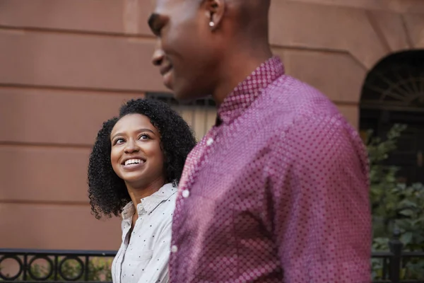 Casal Jovem Andando Longo Rua Urbana Nova York — Fotografia de Stock