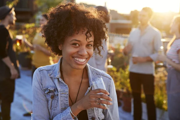 Jovem Mulher Negra Uma Festa Telhado Sorrindo Para Câmera — Fotografia de Stock