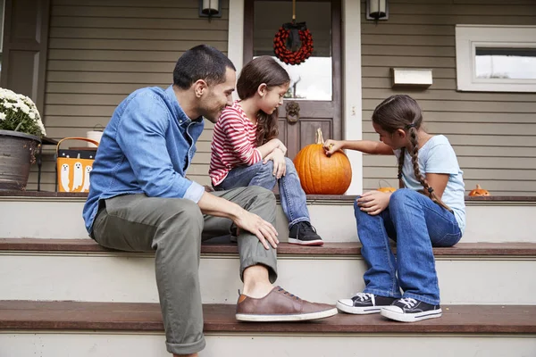 Vader Dochters Gezicht Puttend Uit Halloween Pompoen — Stockfoto