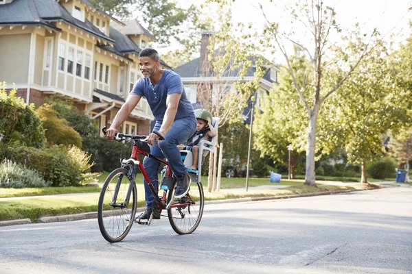 Padre Ciclismo Largo Calle Con Hija Asiento Niño — Foto de Stock