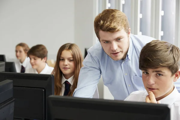 Tonåriga Elever Bär Enhetlig Studerar Den Klass — Stockfoto