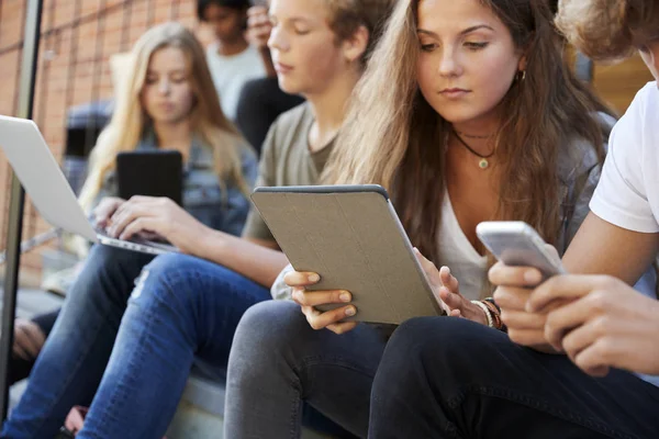 Dospívající Studenty Pomocí Digitálních Zařízení Univerzitní Kampus — Stock fotografie