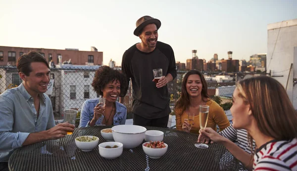Sechs Erwachsene Freunde Lachen Einem Tisch Auf Einem Dach Aus — Stockfoto