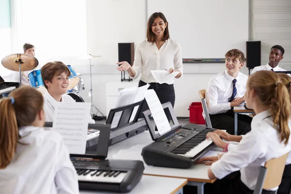 Studenti Adolescenti Che Studiano Tastiera Elettronica Classe Musica — Foto Stock