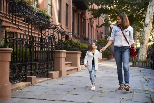 Mor Och Dotter Som Gick Gatan — Stockfoto