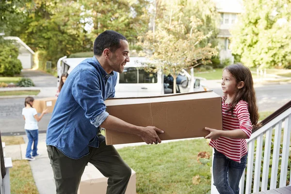 Taşınma Günü Içinde Aile Van Dan Unload Kutuları Yardım Çocuk — Stok fotoğraf