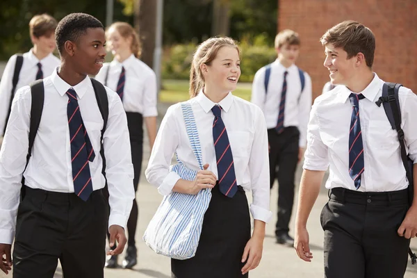 Grupp Tonåriga Elever Uniform Utsidan Skolbyggnader — Stockfoto