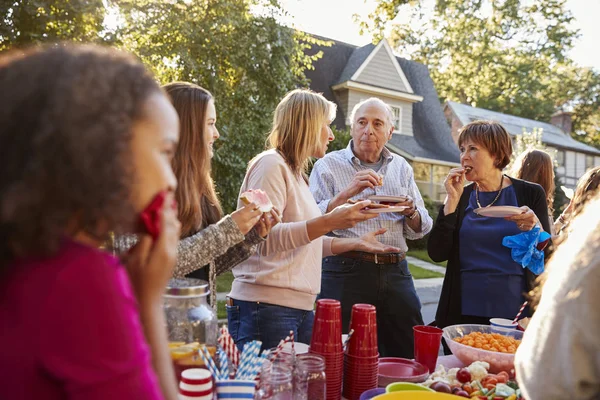 Neighbours Talk Eat Block Party Close — Stock Photo, Image