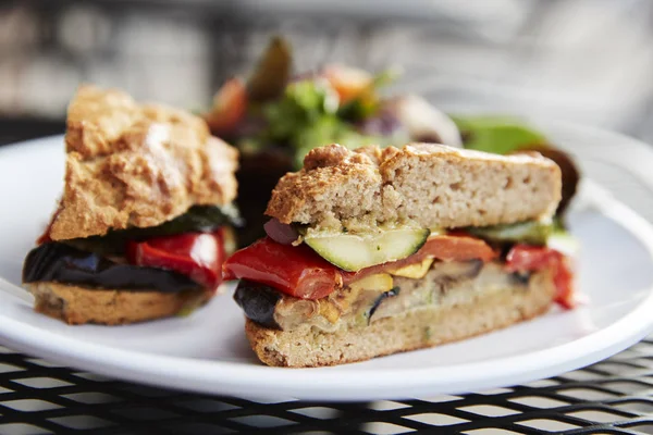 Kafede Plaka Üzerinde Sağlıklı Vejetaryen Sandviç — Stok fotoğraf