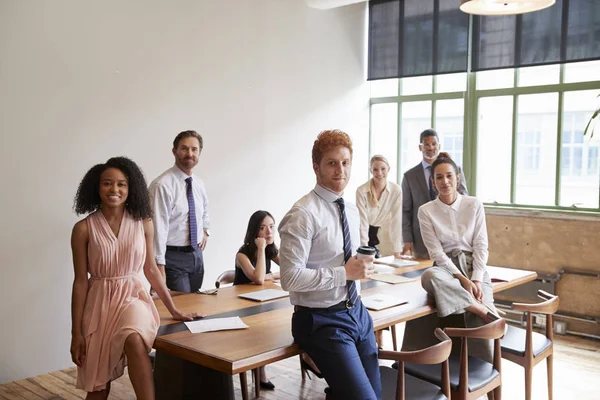 Giovani Professionisti Una Sala Riunioni Che Guardano Alla Telecamera — Foto Stock