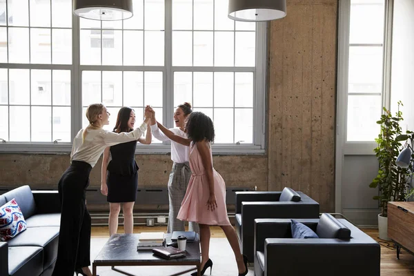 Vrouwelijke Collega Hoge Vijf Een Motiverende Bijeenkomst — Stockfoto