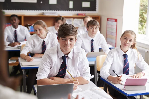 Leerlingen Luisteren Naar Vrouwelijke Leraar Klas — Stockfoto