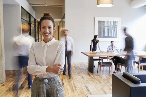 Portret Van Jonge Witte Vrouw Een Drukke Moderne Werkplek — Stockfoto