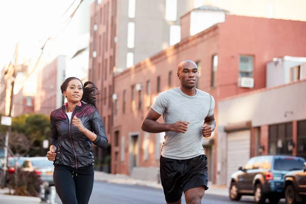 Jonge Zwarte Paar Joggen Brooklyn Street Close — Stockfoto