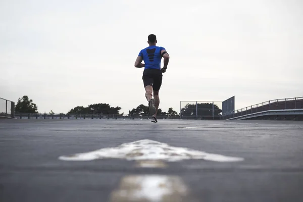 Atleta Sesso Maschile Che Corre Una Strada Lontana Dalla Macchina — Foto Stock