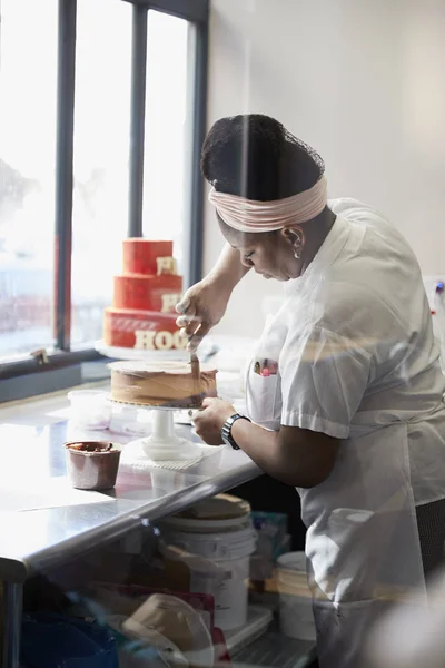 Young Black Woman Frosting Cake Bakery — Stock Photo, Image