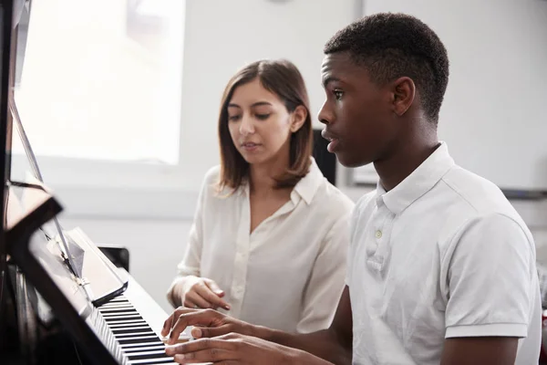 Aluno Masculino Com Professor Tocando Piano Aula Música — Fotografia de Stock