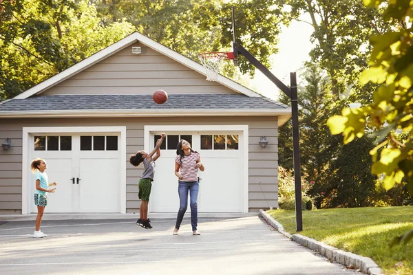 Moeder Kinderen Spelen Basketbal Oprit Thuis — Stockfoto