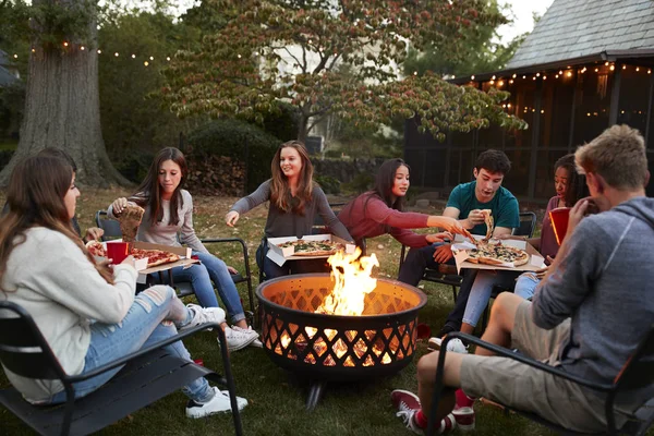 Adolescentes Amigos Sentam Volta Uma Fogueira Comendo Pizzas Take Away — Fotografia de Stock