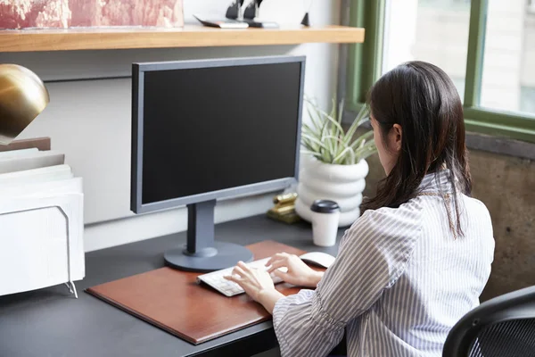 Jonge Vrouw Die Werkt Een Computer Een Kantoor Close — Stockfoto