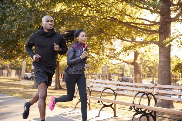 Jonge Zwarte Paar Joggen Een Brooklyn Park Drie Kwart Lengte — Stockfoto