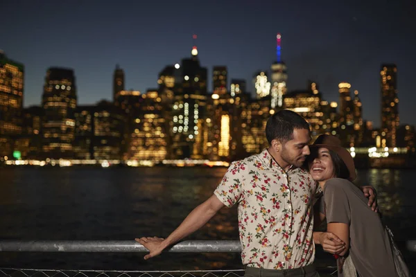 Coppia Romantica Con Manhattan Skyline Sullo Sfondo Tramonto — Foto Stock