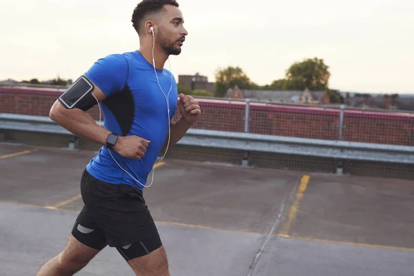 Jonge Mannelijke Atleet Wordt Uitgevoerd Een Weg Zijaanzicht Close — Stockfoto