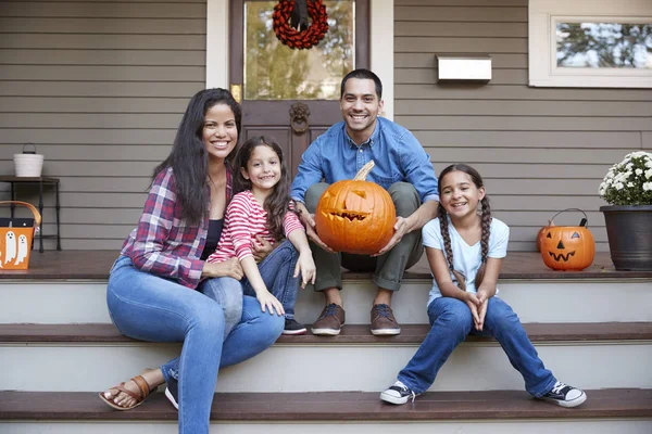 Ritratto Famiglia Intaglio Zucca Halloween Sulla Casa Passi — Foto Stock