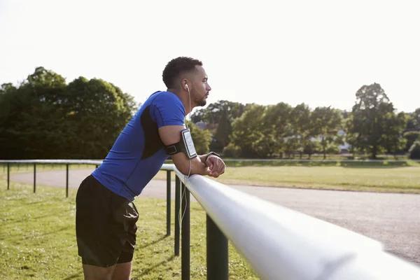 Mužské Sportovce Trati Opřený Plot Tříčtvrteční Délky — Stock fotografie