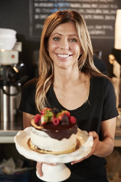Kelnerka Trzyma Świeżo Upieczone Ciasto Buttercream Lukier — Zdjęcie stockowe