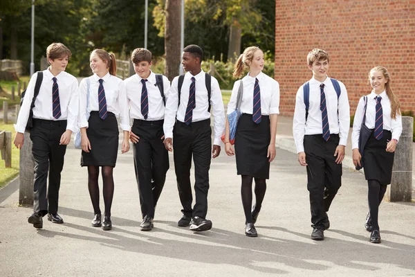 Groep Van Teenage Leerlingen Uniform Buiten Schoolgebouwen — Stockfoto