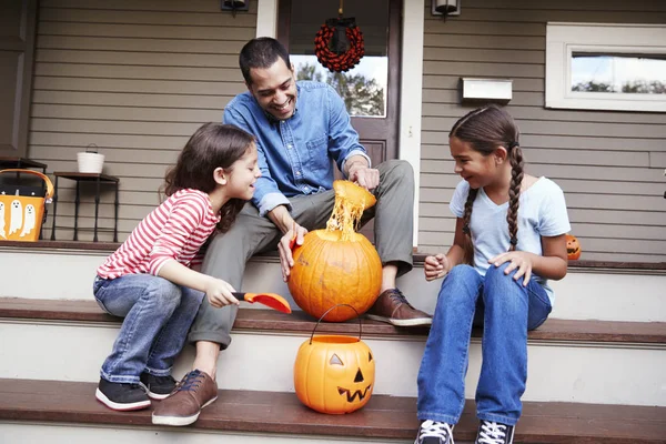 Vater Und Töchter Schnitzen Halloween Kürbis Auf Haustreppe — Stockfoto
