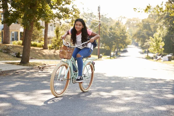 Ragazza Sella Bici Lungo Strada Scuola — Foto Stock