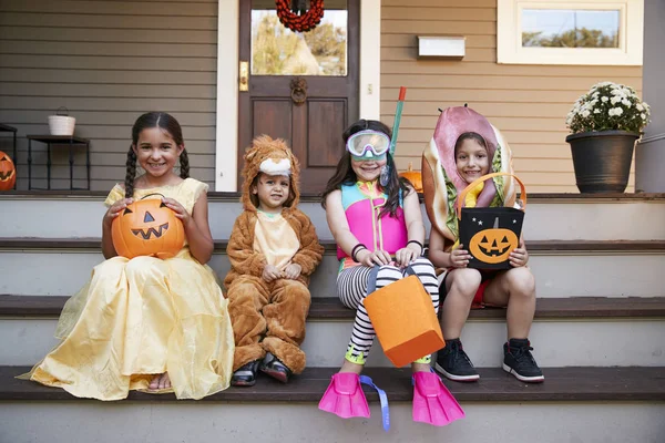 Dzieci Nosi Kostiumy Halloween Dla Trick Lub Leczenia — Zdjęcie stockowe