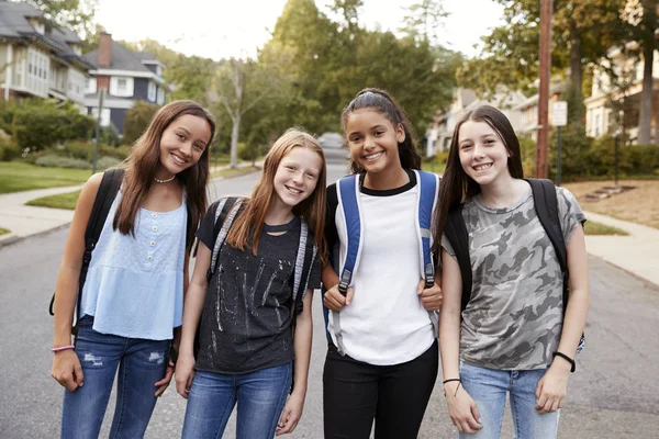 Дівчата Підлітки Шляху Школи Дивляться Камеру Крупним Планом — стокове фото