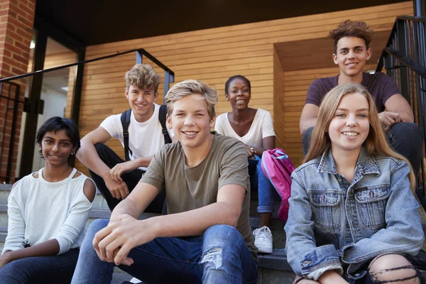 Grupo Estudantes Adolescentes Socializando Campus Faculdade Juntos — Fotografia de Stock