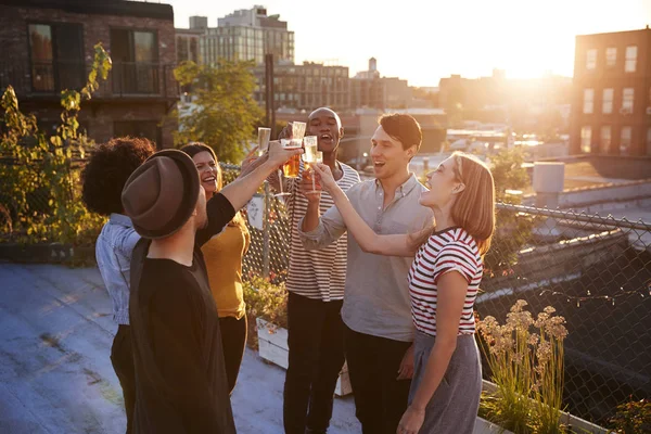 Freunde Stoßen Auf Einer Dachparty Die Von Der Sonne Beleuchtet — Stockfoto