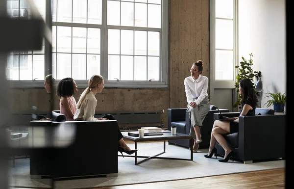 Zittende Vrouwelijke Manager Gesprek Met Team Tijdens Een Informele Bijeenkomst — Stockfoto