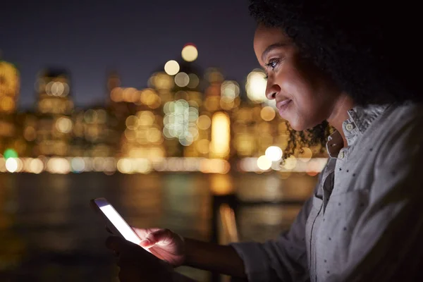 Mujer Utiliza Teléfono Móvil Noche Con Horizonte Ciudad Segundo Plano —  Fotos de Stock