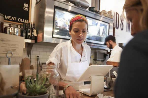 Young Woman Serving Customer Butcher Shop — Stock Photo, Image